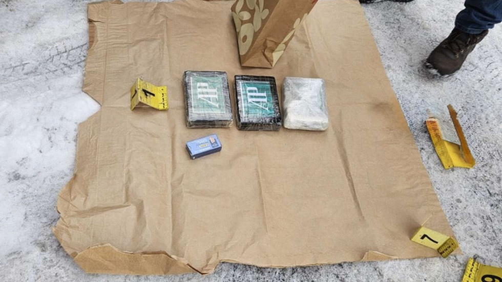 Policija u kolima Beograđana pronašla tri kilograma kokaina i municiju: Uhapšena dvojica muškaraca