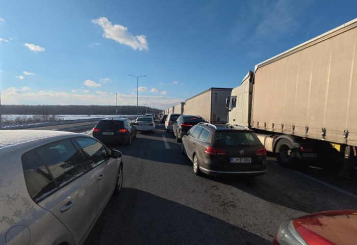 AMSS: Putnički saobraćaj na granicama normalan, teretni u blokadi drugi dan