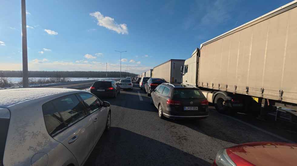 AMSS: Putnički saobraćaj na granicama normalan, teretni u blokadi drugi dan