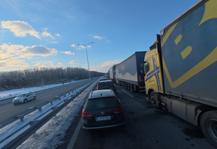 AMSS: Teretnjaci na Batrovcima čekaju pet sati na izlaz