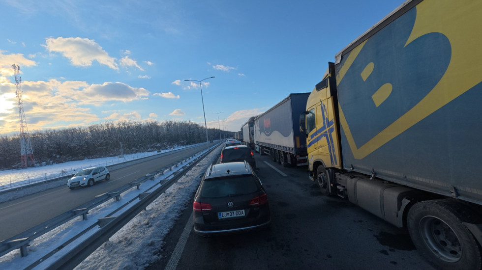 AMSS: Teretnjaci na Batrovcima čekaju pet sati na izlaz