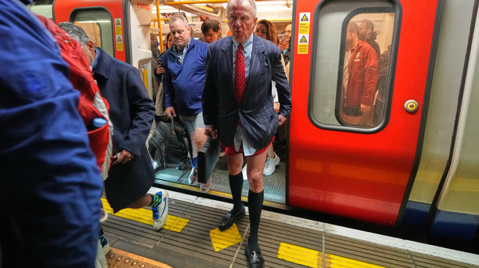 (FOTO) Tradicionalna vožnja bez pantalona: Građani Londona u donjem vešu "okupirali" metro
