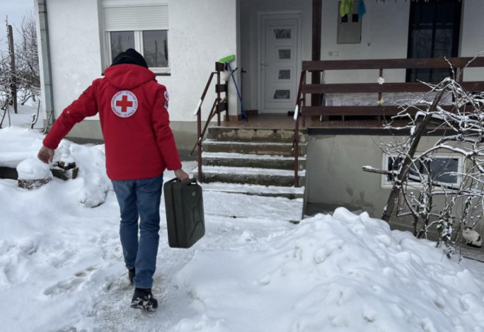 (FOTO) Crveni krst dostavio pakete hrane, odeće, agregata: Pomoć za više 400 domaćinstava pogođenih padavinama