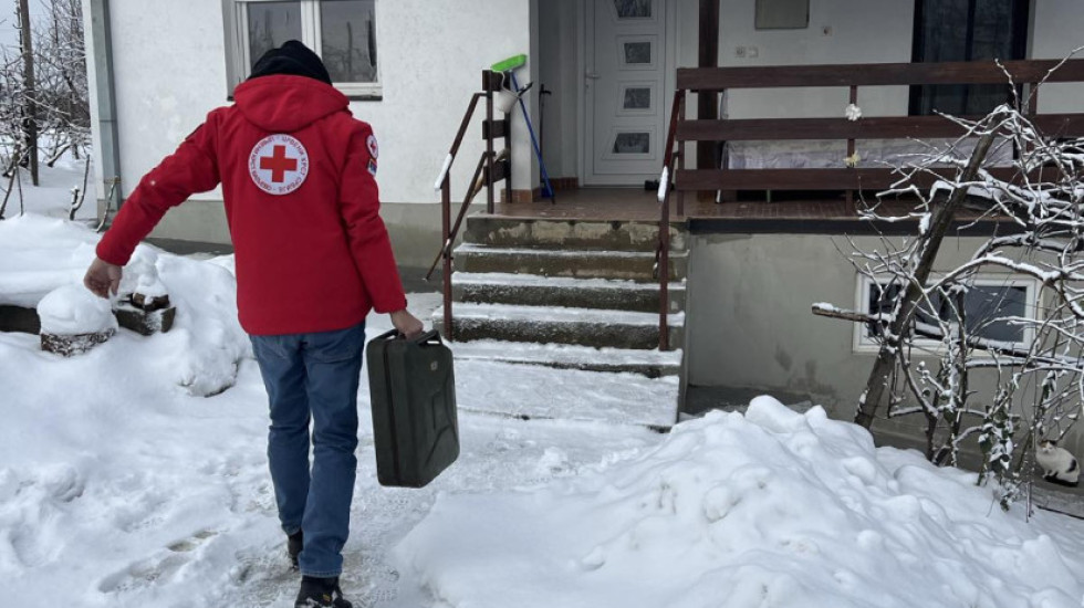 (FOTO) Crveni krst dostavio pakete hrane, odeće, agregata: Pomoć za više 400 domaćinstava pogođenih padavinama