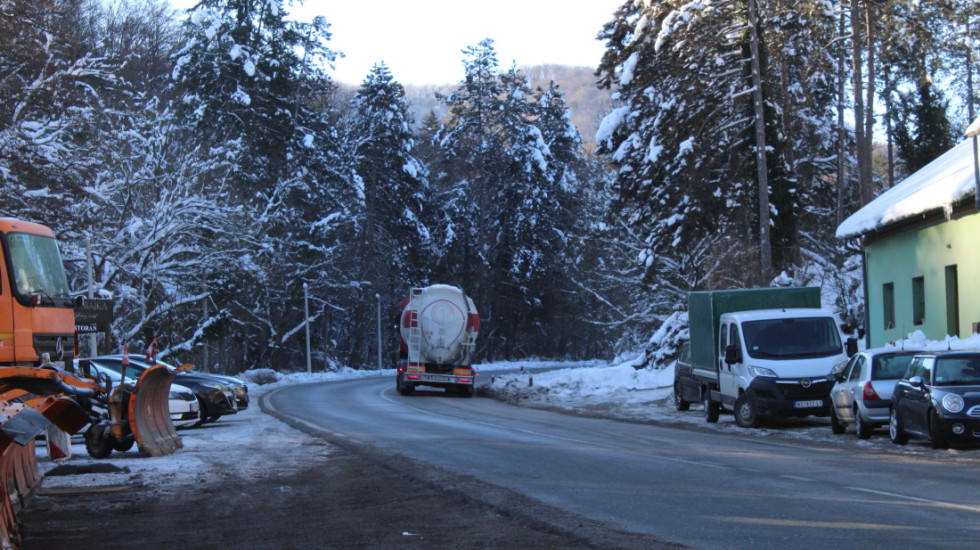 Putevi prohodni i bez snega, oprez zbog moguće magle i leda: Teretnjaci na Horgošu i Batrovcima čekaju do pet sati
