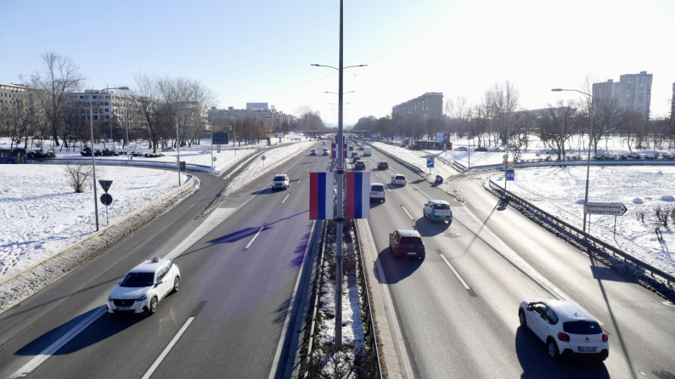 MUP upozorio građane na sneg i poledicu na putevima: "Prilagodite vožnju uslovima na kolovozu"