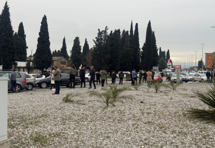 (FOTO) Botunjani blokirali kružni tok kod "Vodovoda" na Zabjelu pola sata