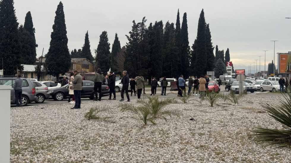 (FOTO) Botunjani blokirali kružni tok kod "Vodovoda" na Zabjelu pola sata