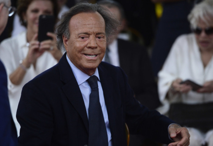 Pevač Hulio Iglesijas optužen za seksualno zlostavljanje dve žene