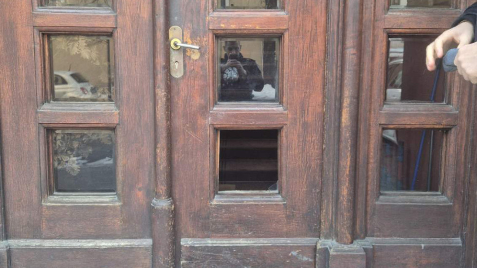 Polomljeni prozori i stakla na vratima Patrijaršije u Beogradu, biće podneta krivična prijava protiv žene (34)