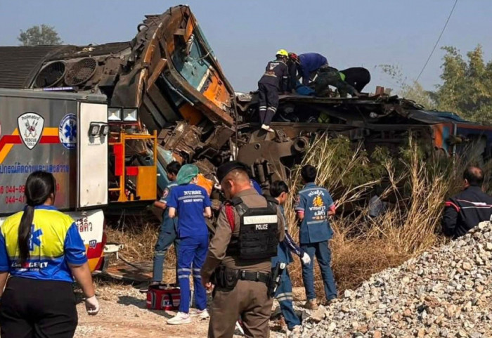 (FOTO) Na Tajlandu kran pao na voz u pokretu: Najmanje 22 osobe poginule, 79 povređeno