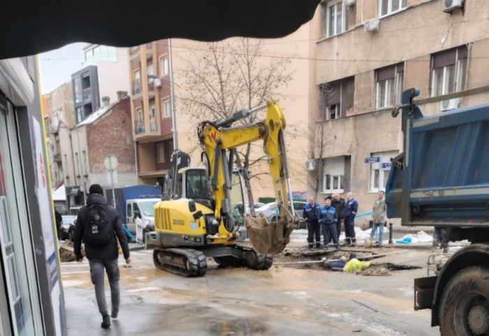 (FOTO) Pukla cev na uglu Golsvordijeve i Kičevske na Vračaru: Bez vode u tim i okolnim ulicama, saobraćaj preusmeren