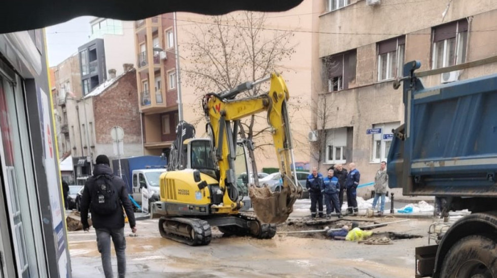(FOTO) Pukla cev na uglu Golsvordijeve i Kičevske na Vračaru: Bez vode u tim i okolnim ulicama, saobraćaj preusmeren