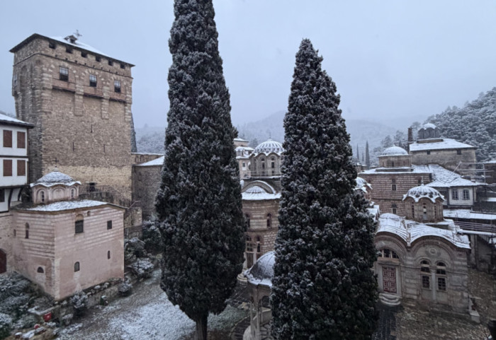(FOTO/VIDEO) Retka pojava na Hilandaru: Sneg oduševio monahe, pokrio manastirsko tlo posle skoro deset godina