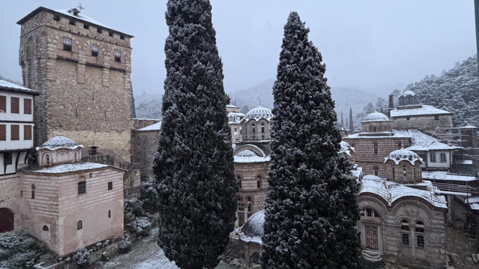 (FOTO/VIDEO) Retka pojava na Hilandaru: Sneg oduševio monahe, pokrio manastirsko tlo posle skoro deset godina