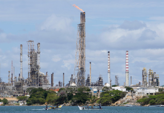 Posao vredan 500 miliona dolara: SAD prodale prvu venecuelansku naftu, prihod se deli na tri dela