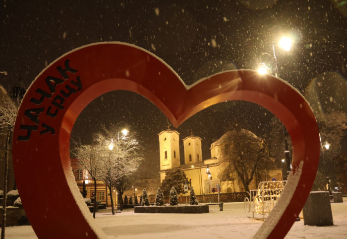 Krivične prijave protiv šestoro Čačana zbog sumnje da su gađali pevačicu Anu Bekutu ledenicama na koncertu