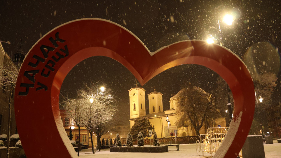 Krivične prijave protiv šestoro Čačana zbog sumnje da su gađali pevačicu Anu Bekutu ledenicama na koncertu