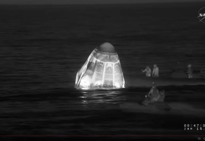 (FOTO) SpejsEks kapsula sa obolelim astronautom i tri člana posade sletela kod Kalifornije