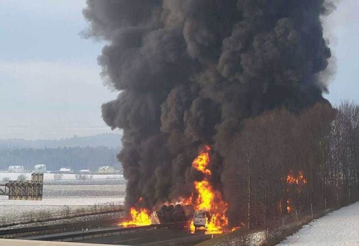 (FOTO) Sudar cisterne s gorivom i kombija u Sloveniji: Jedna osoba poginula, dve povređene, vozila se zapalila