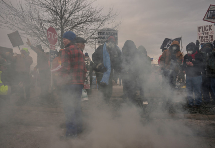 (FOTO) Policija SAD upotrebila suzavac i šok-bombe protiv demonstranata u Mineapolisu