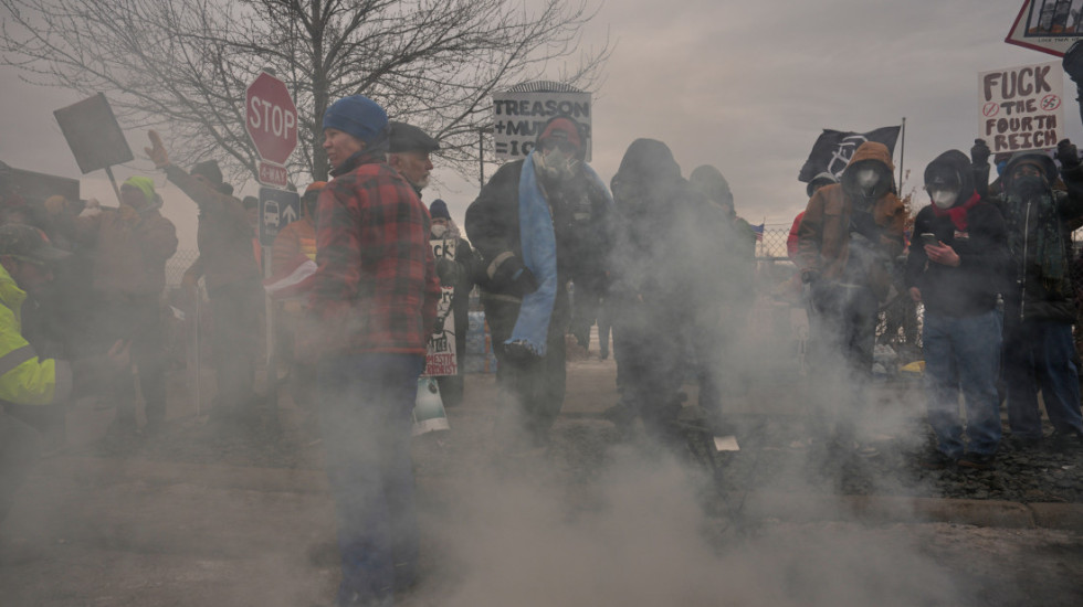 (FOTO) Policija SAD upotrebila suzavac i šok-bombe protiv demonstranata u Mineapolisu