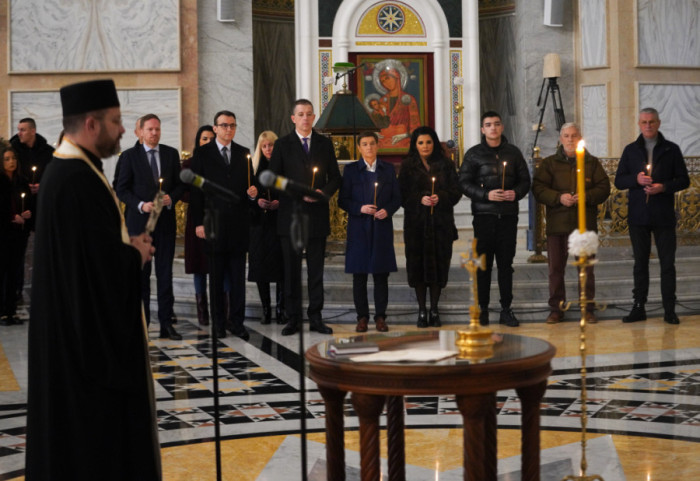 (FOTO) Osam godina od ubistva Olivera Ivanovića: Održan pomen u Hramu Svetog Save