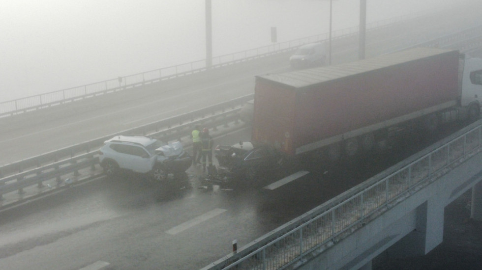 (FOTO) Sudar više vozila ispred tunela Munjino Brdo: Muškarac (57) preminuo u bolnici, šest osoba povređeno