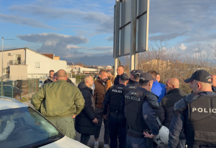 Incident tokom blokada u Crnoj Gori: Čekićem udarao u auto jednog od učesnika protesta, intervenisala policija