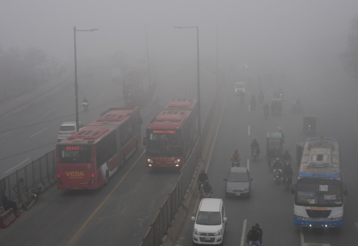 Najmanje 24 osobe poginule, 45 povređeno u dve saobraćajne nesreće u Pakistanu