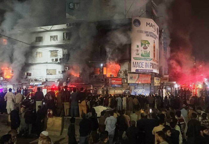 Požar zahvatio prodavnice u tržnom centru u Pakistanu: Šest osoba nastradalo, 11 povređeno