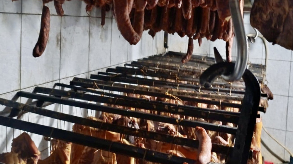 (FOTO) Zaplenjeno više od osam tona nebezbednog mesa u okolini Sombora, uhapšen mladić (21)