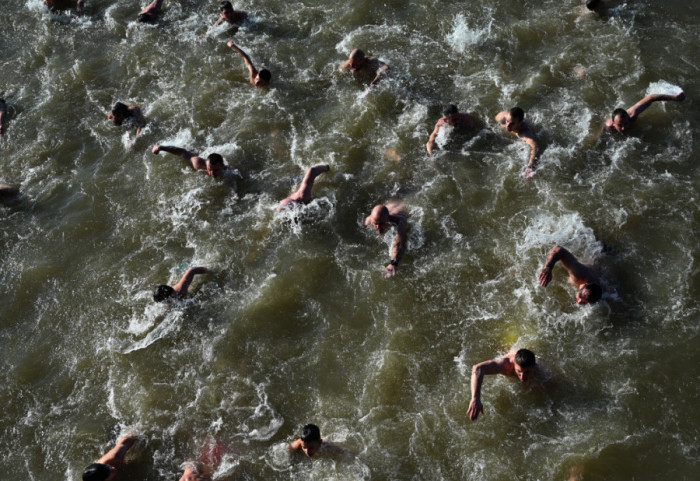 Plivanje za Časni krst ispod Beogradske tvrđave: Učesnici ga izneli zajedno