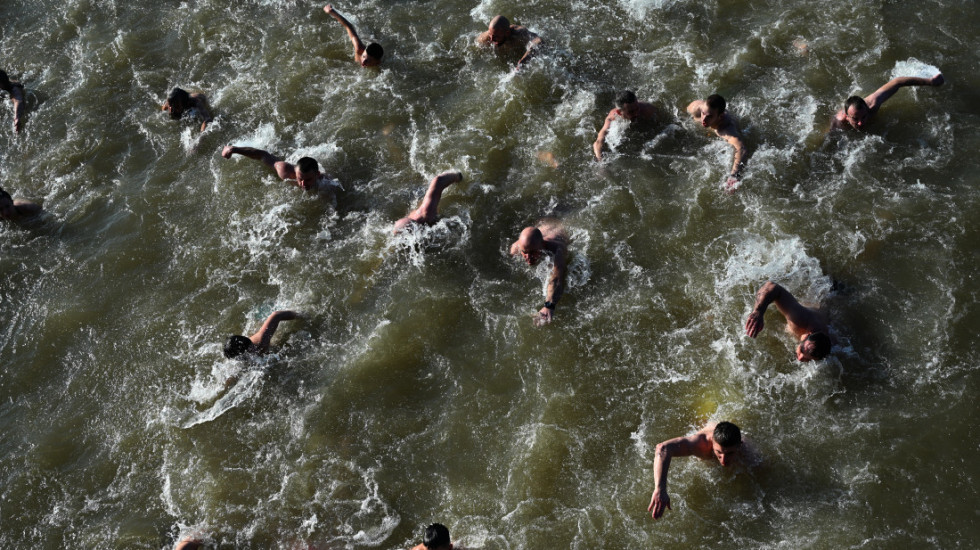 (FOTO) Plivanje za Časni krst ispod Beogradske tvrđave: Učesnici ga izneli zajedno