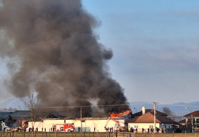 (FOTO) Veliki požar u selu Kukići kod Čačka, vatra izbila u halama za proizvodnju kiselog kupusa