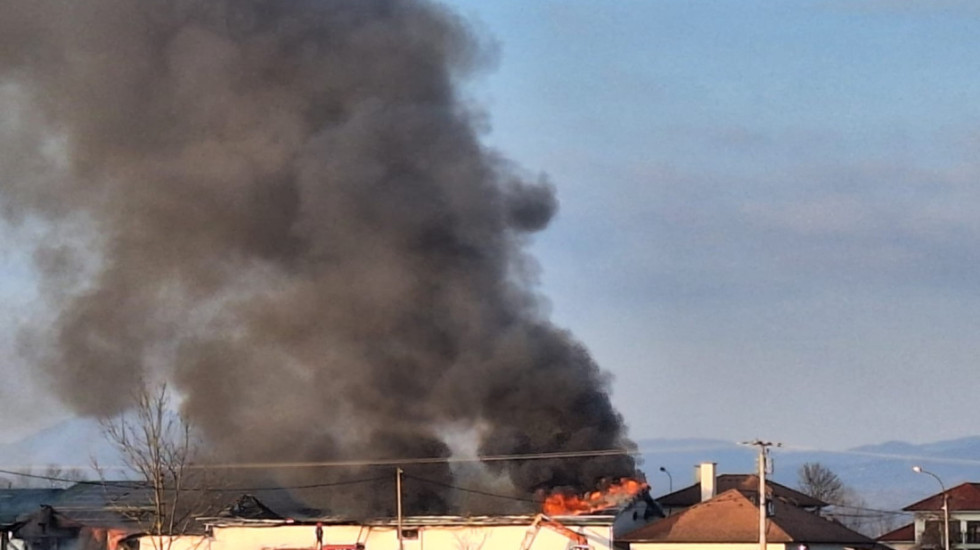 (FOTO) Veliki požar u selu Kukići kod Čačka, vatra izbila u halama za proizvodnju kiselog kupusa