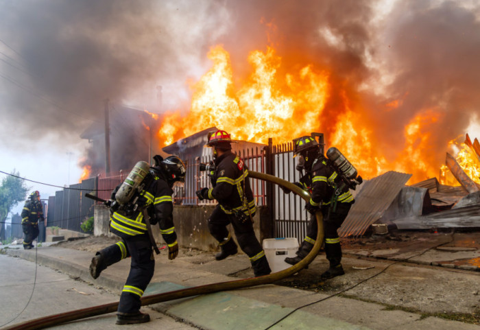 (FOTO) U Čileu besne šumski požari: Stradalo 16 ljudi, evakuisano najmanje 20.000, proglašeno stanje katastrofe