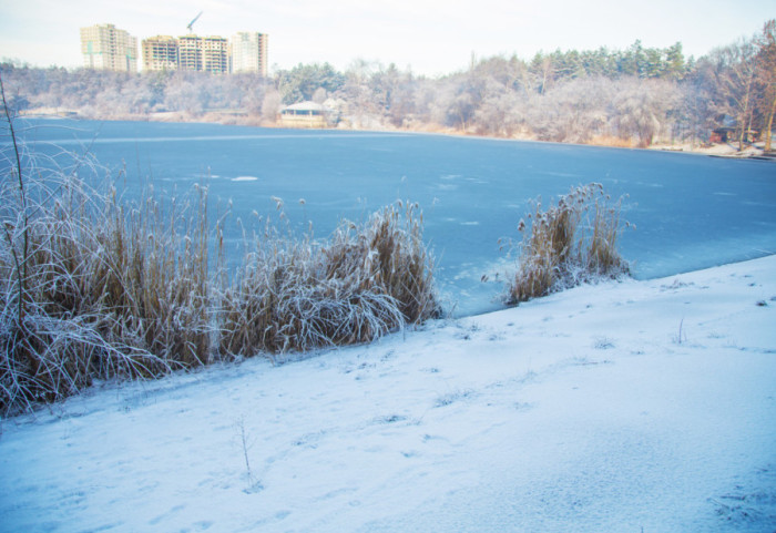 Debljina leda premašila 10 centimetara: Jezero Balaton u Mađarskoj postalo klizalište