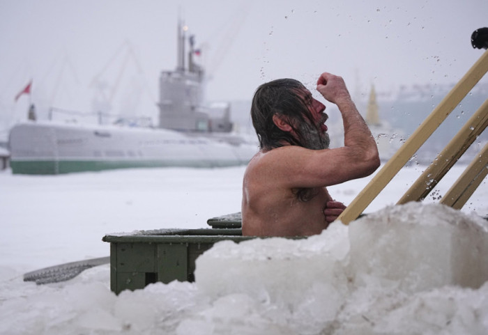 (FOTO) Bogojavljensko kupanje u Rusiji na minus 37 stepeni: Učestvovalo oko 3.600 ljudi