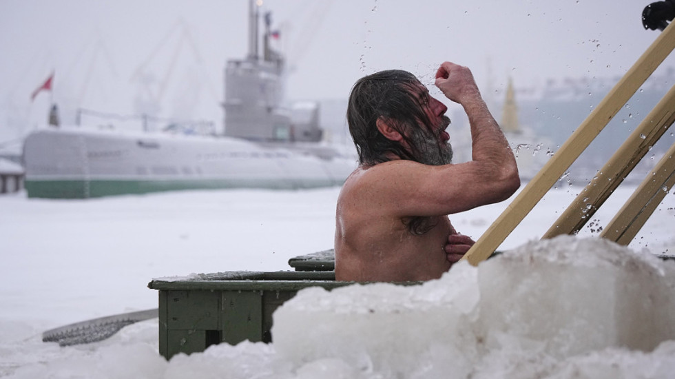 (FOTO) Bogojavljensko kupanje u Rusiji na minus 37 stepeni: Učestvovalo oko 3.600 ljudi