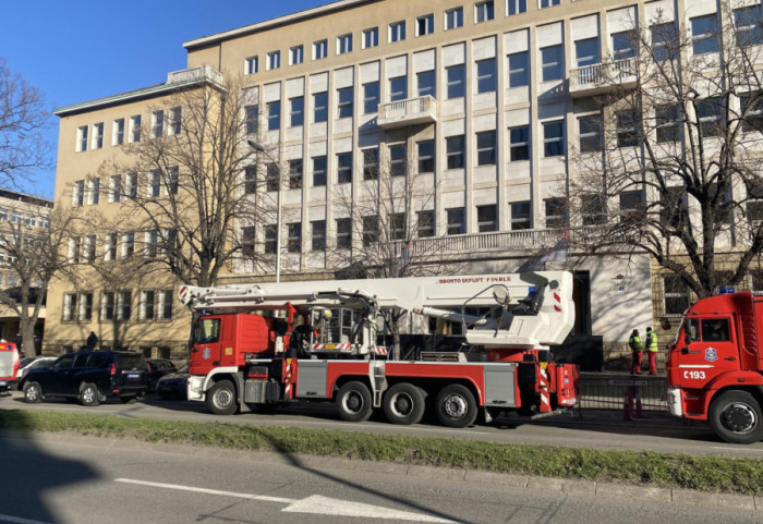 (VIDEO) Požar u zgradi Specijalnog suda: Vatra zahvatila krov i više kancelarija, intervenišu vatrogasci sa 10 vozila
