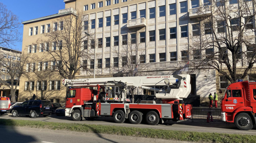 (VIDEO) Požar u zgradi Specijalnog suda: Vatra zahvatila krov i više kancelarija, intervenišu vatrogasci sa 10 vozila