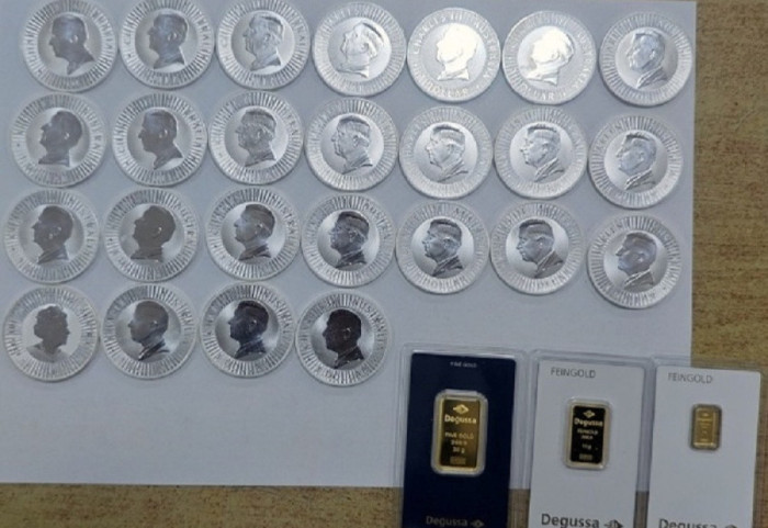 (FOTO) Carinici otkrili zlato i srebro sakriveno u kutiji: Sprečen pokušaj krijumčarenja na granici