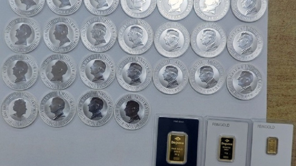 (FOTO) Carinici otkrili zlato i srebro sakriveno u kutiji: Sprečen pokušaj krijumčarenja na granici