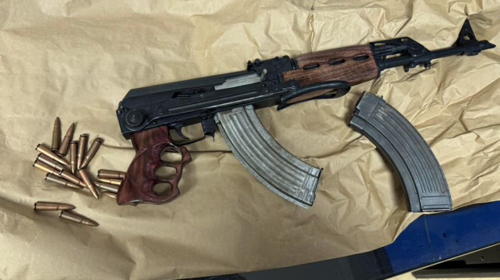 Automatska puška i 40 komada municije otkriveni u automobilu "BMW" na Batrovcima