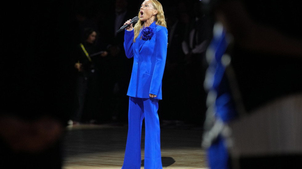 Izvođenje himne SAD na utakmici NBA lige u Londonu prekinuto uzvikom “Ostavite Grenland na miru“