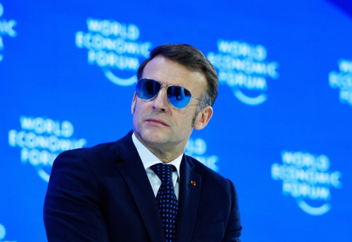 "Talk to me, Goose": Britanski premijer nastavio sa šalama na račun Makronovih sunčanih naočara iz Davosa