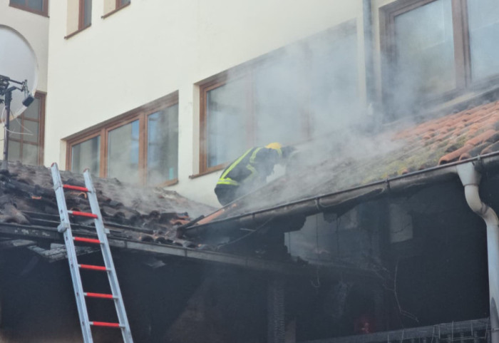 Požar u Novom Pazaru: Gori restoran u prizemlju zgrade Mešihata Islamske zajednice