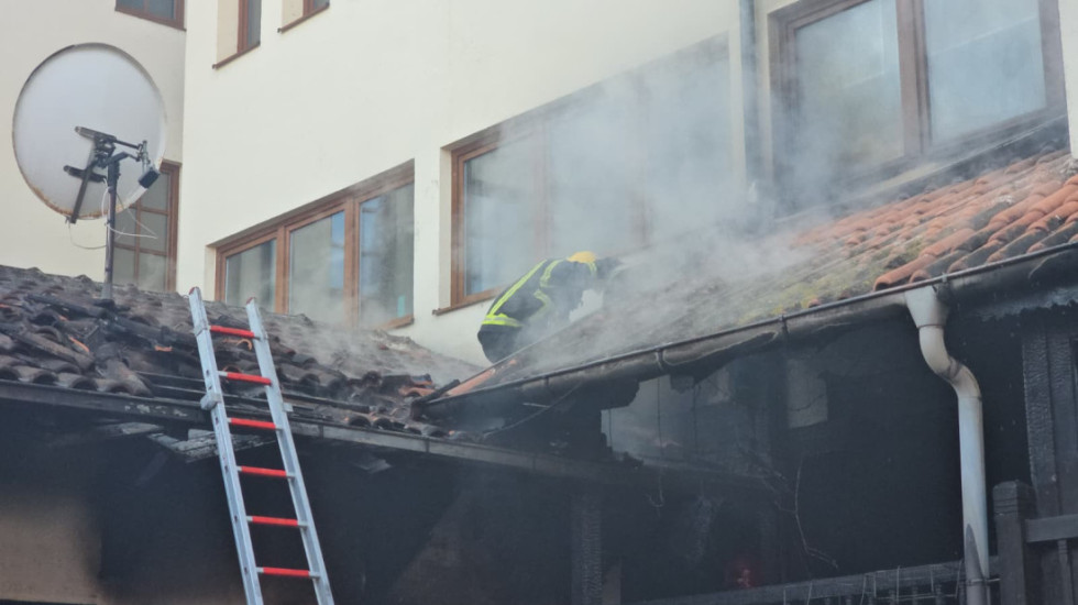 Požar u Novom Pazaru: Gori restoran u prizemlju zgrade Mešihata Islamske zajednice