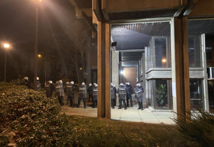 (FOTO/VIDEO) Protest na Filozofskom fakultetu u Novom Sadu: Studenti proglasili blokadu, policija ih potisnula iz zgrade